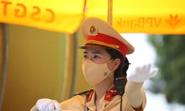 'Bóng hồng' CSGT Hà Nội căng mình dưới nắng nóng gần 40 độ