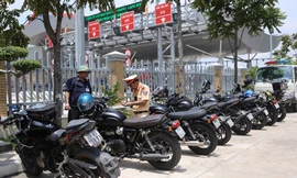 30 xe phân khối lớn 'xé gió' trên cao tốc, tông CSGT bị thương
