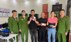 Hai du khách người Trung Quốc nhận lại số tài sản gần 500 triệu đồng đánh rơi