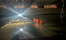 CSGT bắt quả tang 4 tàu khai thác trái phép gần 800m3 cát