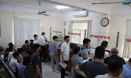 Người dân xếp hàng sang tên ô tô trước ngày bắt đầu định danh biển số