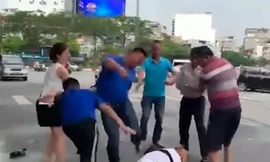 Bàn giao hai đối tượng hành hung phóng viên khi tác nghiệp