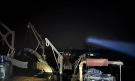 [Clip] Cảnh sát bắt quả tang tàu hút trộm cát trên sông Hồng 