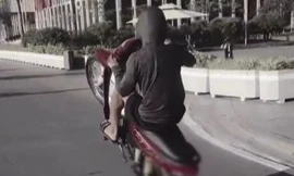 Xử phạt ‘quái xế’ bốc đầu xe máy trước khu vực toà nhà Quốc hội