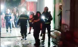 Chiến sĩ cảnh sát PCCC kể lại 'phút sinh tử' cứu hai bà cháu kẹt trong vụ cháy nhà 5 tầng ở Hà Nội