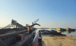 CSGT đường thuỷ bắt giữ nhiều tàu khai thác cát trái phép trên sông Hồng