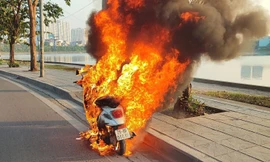 Xe máy bốc cháy ngùn ngụt trên đường ở Hà Nội