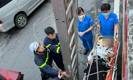 Cảnh sát cứu nam thanh niên đi xe máy ngã từ cầu Chương Dương xuống đất