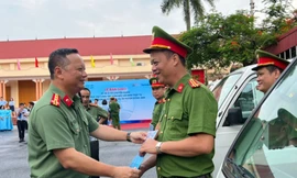 Hà Nội: Công an huyện Đông Anh tiếp nhận 20 ô tô chuyên dụng phân bổ về xã