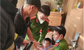 Cứu nam sinh 14 tuổi muốn nhảy từ tầng 8 chung cư ở Hà Nội