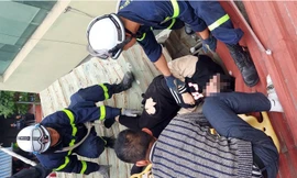 Hà Nội: Cứu thanh niên rơi từ tầng 11 chung cư xuống mái tôn