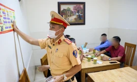 CSGT dán áp phích chi tiết mức phạt vi phạm nồng độ cồn tại các nhà hàng, quán bia