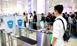 Hành khách chỉ mất 2 giây làm thủ tục lên máy bay bằng thiết bị xác thực VNeID