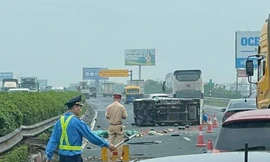 Ô tô tải lật chắn ngang cao tốc Pháp Vân - Cầu Giẽ sau va chạm giao thông