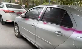 Công an vào cuộc vụ loạt ô tô đỗ dưới lòng đường bị xịt sơn ở Hà Nội