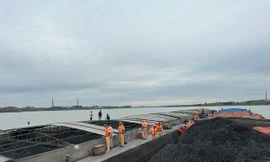 Bắt giữ 4 sà lan chở 7.000 tấn than không rõ nguồn gốc trên sông Hồng