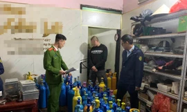 Phát hiện kho ‘khí cười’ trong shop thời trang ở Hà Nội