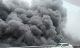 Hà Nội: Cháy dưới gầm cầu Thăng Long, khói đen bốc cao hàng chục mét 