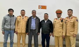 CSGT giúp đỡ cụ ông đi xe đạp lạc vào cao tốc