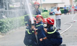 Xúc động hình ảnh bé trai 7 tuổi mắc ung thư máu được cảnh sát PCCC giúp thực hiện ước mơ