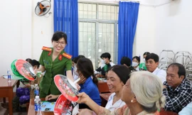 Cục Cảnh sát ma tuy tuyên truyền pháp luật và tặng quà cho người dân ở biên giới, hải đảo