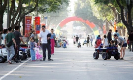 Phố đi bộ Trần Nhân Tông nhộn nhịp ngày cuối tuần