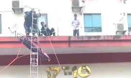 Cứu người phụ nữ rơi từ tầng cao chung cư