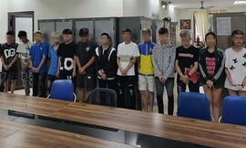 Tìm đối thủ không được, nhóm thanh niên 'trút giận' vào người đi đường 