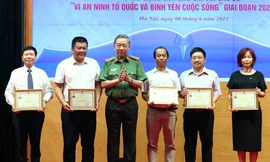 Trao tặng Kỷ niệm chương ‘Bảo vệ an ninh Tổ quốc’ cho lãnh đạo các cơ quan báo chí