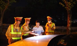 Chủ tịch phường ở Hà Nội bị lập biên bản, giữ ô tô vì không chấp hành kiểm tra nồng độ cồn