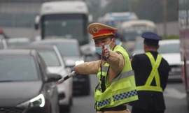 Phương tiện ùn ùn đổ về Thủ đô, CSGT vất vả phân luồng, chống ách tắc