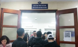 Hà Nội: Người dân chen chân làm hộ chiếu có gắn chip điện tử