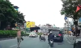 Triệu tập người đàn ông ném dao vào ô tô Land Cruiser