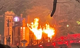 Hà Nội: Cháy bốt bán vé vào cầu Thê Húc