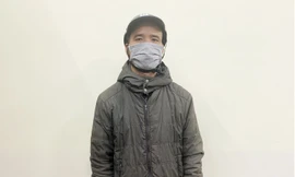 Làm rõ kẻ biến thái, đứng trước cổng trường đại học thủ dâm rồi kéo tay nữ sinh