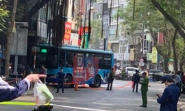 Xe buýt đâm vào quán ăn, hai người bị thương nặng