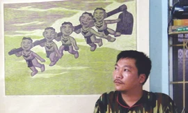 Phạm Khắc Quang và tác phẩm “Ra đồng”. Ảnh: N.M.H