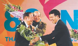 Anh Võ Văn Thưởng tặng hoa cho cựu cán bộ Đoàn Ảnh: Xuân Phú