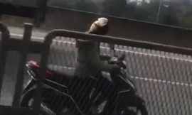 'Ninja' phóng xe máy ngược chiều trên đường vành đai 3