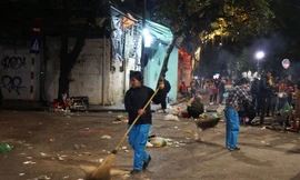 Khi dòng người đã vãn, quảng trường Đông Kinh Nghĩa Thục “hiện nguyên hình” với toàn rác.