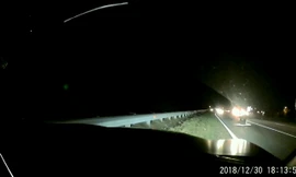 Né sedan lái ẩu khi dừng đèn đỏ, ôtô lao sang làn ngược chiều