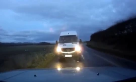 Xe Van đâm thẳng vào xe ngược chiều trên đường bằng tuyết trơn trượt