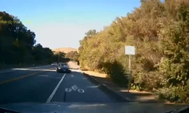 Sedan lấn làn 'hất' hai chiếc xe lộn vòng bay khỏi đường.