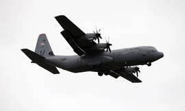 'Lực sĩ' C-130 Hercules không quân Mỹ đáp xuống sân bay Nội Bài