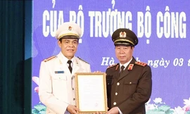 Thượng tướng Bùi Văn Nam trao quyết định và chúc mừng Đại tá Võ Trọng Hải.