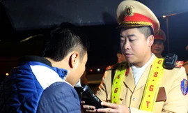 Cảnh sát kiểm tra ma tuý các tài xế ở trạm thu phí cao tốc