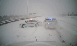 Tai nạn ôtô liên hoàn xảy ra trên đường tuyết