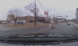 Trẻ 2 tuổi rơi khỏi ôtô mà cha mẹ không hay biết