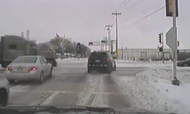 Contaner vượt đèn đỏ rồi đâm thẳng vào xe cảnh sát