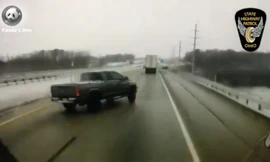 Bán tải mất lái 'gây họa' xe container và nhóm người bên đường